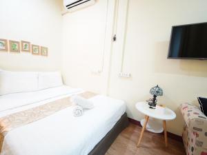 Giường đôi - Có phòng tắm chung (Double - Shared Bathroom)