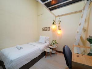 Phòng 2 giường đơn có phòng tắm dùng chung (Twin Room with Shared Bathroom)