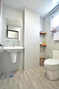 Phòng gia đình với phòng tắm riêng. (Family Room with Private Bathroom)