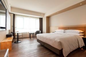 Guest room, 1 King, Mid floor