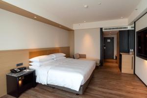 Guest room, 1 King, Mid floor