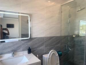 Phòng Có Giường Cỡ King Với Ban Công (King Room with Balcony)