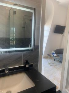 Phòng Giường Đôi Nhìn Ra Biển (Double Room with Sea View)