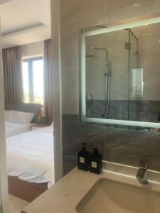 Phòng Gia đình nhìn ra Núi (Family Room with Mountain View)