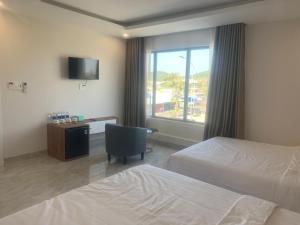 Phòng Gia đình nhìn ra Núi (Family Room with Mountain View)