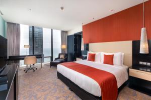 Deluxe King Room with Sea View room in Movenpick Hotel Colombo