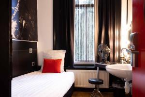 Single Room with Shared Toilet and Bathroom room in BackStage Hotel