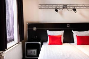 Basic Double or Twin Room with Shared Bathroom room in BackStage Hotel