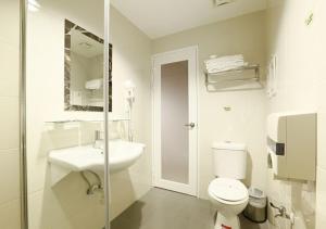 Phòng 4 Người Có Vòi Sen (Quadruple Room with Shower)