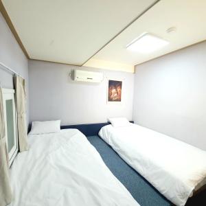 Phòng Giường Đôi/2 Giường Đơn Có Phòng Tắm Riêng (Double or Twin Room with Private Bathroom)