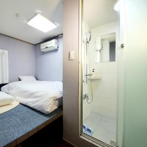 Phòng Đơn Có Phòng Tắm Riêng (Single Room with Private Bathroom)