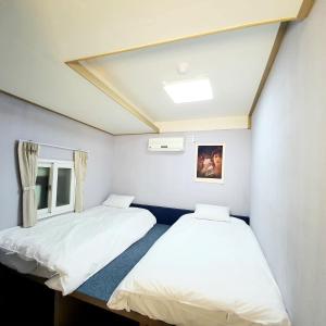 Phòng Giường Đôi/2 Giường Đơn Có Phòng Tắm Riêng (Double or Twin Room with Private Bathroom)