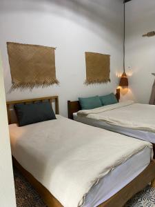 Phòng 2 Giường Đơn Nhìn Ra Hồ Bơi (Twin Room with Pool View)