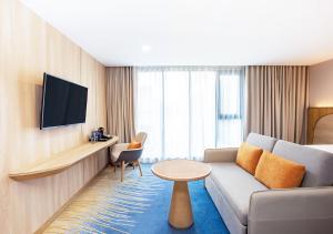 1 Queen Suite Kitchenette