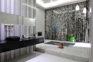 Suite Cạnh Bể Bơi - Nhận Phòng Sau 10:00 Tối (Poolside Suite - Check-In After 10:00 PM)