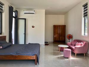 Phòng Gia đình Nhìn ra Vườn (Family Room with Garden View)