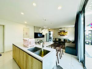 Biệt Thự Nhìn Ra Biển (Villa with Sea View)