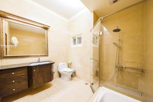 Phòng 4 Người Có Bồn Tắm (Quadruple Room with Bath)