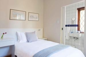 Classic Single Room with Shower room in Knightsbury Guest House