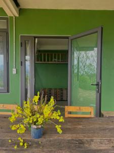 Phòng Gia đình nhìn ra Núi (Family Room with Mountain View)