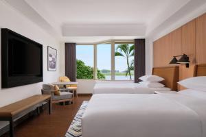 Phòng Deluxe Giường Đôi Nhìn Ra Hồ Nước (Deluxe Double Room with Lake View)