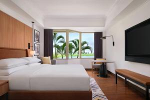 Phòng Deluxe có Giường cỡ King và Tầm nhìn ra Hồ (Deluxe King Room with Lake View)