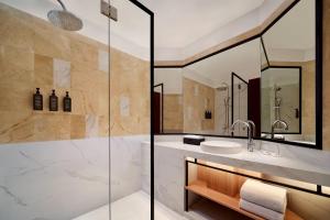 Phòng Deluxe Giường Đôi Nhìn Ra Hồ Nước (Deluxe Double Room with Lake View)