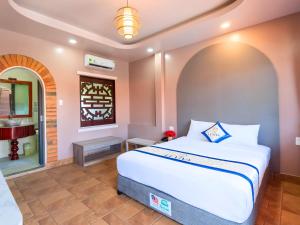 Phòng Đôi Loại Sang Hướng Bể Bơi (Deluxe Pool View Double Room)