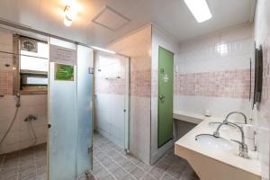 Phòng 2 Giường đơn với Phòng tắm Chung (Twin Room with Shared Bathroom)