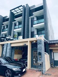 Ngôi Nhà 5 Phòng Ngủ (Five-Bedroom House)