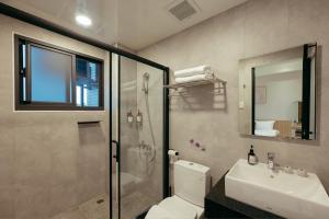 Phòng Deluxe Giường Đôi Có Ban Công (Deluxe Double Room with Balcony)