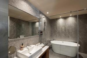 Phòng Deluxe giường đôi Có ban công (Deluxe Double Balcony Room)