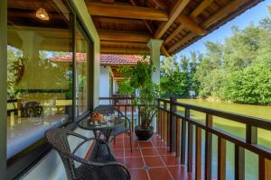 Phòng Deluxe Giường Đôi/2 Giường Đơn Nhìn Ra Hồ Nước (Deluxe Double or Twin Room with Lake View)