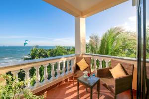 Phòng Deluxe Giường Đôi Với Ban Công và Tầm Nhìn Ra Biển (Deluxe Double Room with Balcony and Sea View)