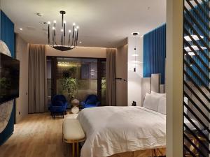 Standard Queen Room - Check-In After 8:00 PM