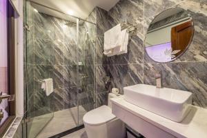 Phòng Giường Đôi Lớn Loại Sang (Deluxe Queen Room)