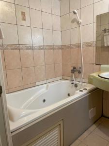 Phòng Có Giường Cỡ Queen Và Bồn Tắm Spa (Queen Room with Spa Bath)