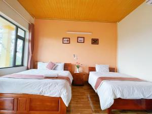 Phòng Gia đình Nhìn ra Vườn (Family Room with Garden View)