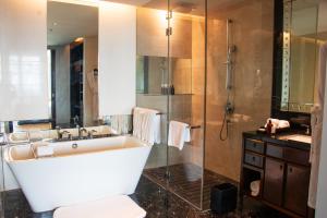 St. Regis Suite, 1 Bedroom Suite, 1 King, Golf course view, High floor
