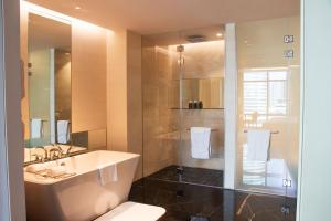 Legacy Suite, 2 Bedroom Suite, Bedroom 1: 1 King, Bedroom 2: 2 Double, City view, High floor (Legacy Suite, 2 Bedroom Suite, Bedroom 1: 1 King, Bedroom 2: 2 Double, City View, High Floor)