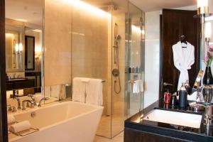 Phòng khách 2 giường đôi, view thành phố (Guest room, 2 Double, City view)