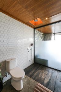 Suite Junior Nhìn Ra Biển (Junior Suite with Ocean View)