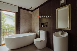 Phòng Giường Đôi Lớn Loại Sang (Deluxe Queen Room)