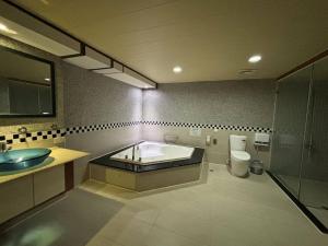 Phòng Gia Đình Có Bồn Tắm (Family Room with Bath)