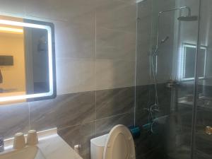 Phòng có giường cỡ King nhìn ra cảnh núi non (King Room with Mountain View)