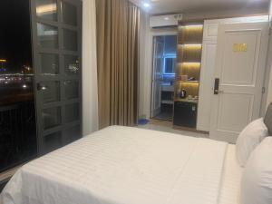 Phòng có giường cỡ King nhìn ra cảnh núi non (King Room with Mountain View)