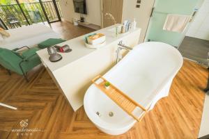 Suite Cạnh Sông (Riverfront View Suite)