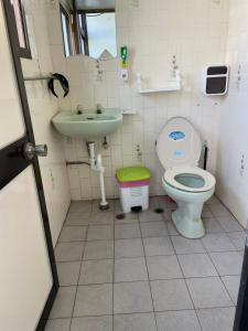 Giường trong phòng ngủ tập thể nam 6 người (Bed in 6-Bed Male Dormitory Room)