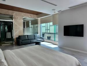 Paragon Suite