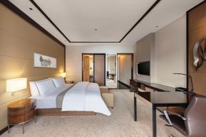 Premier, King Bed, Mid Floor